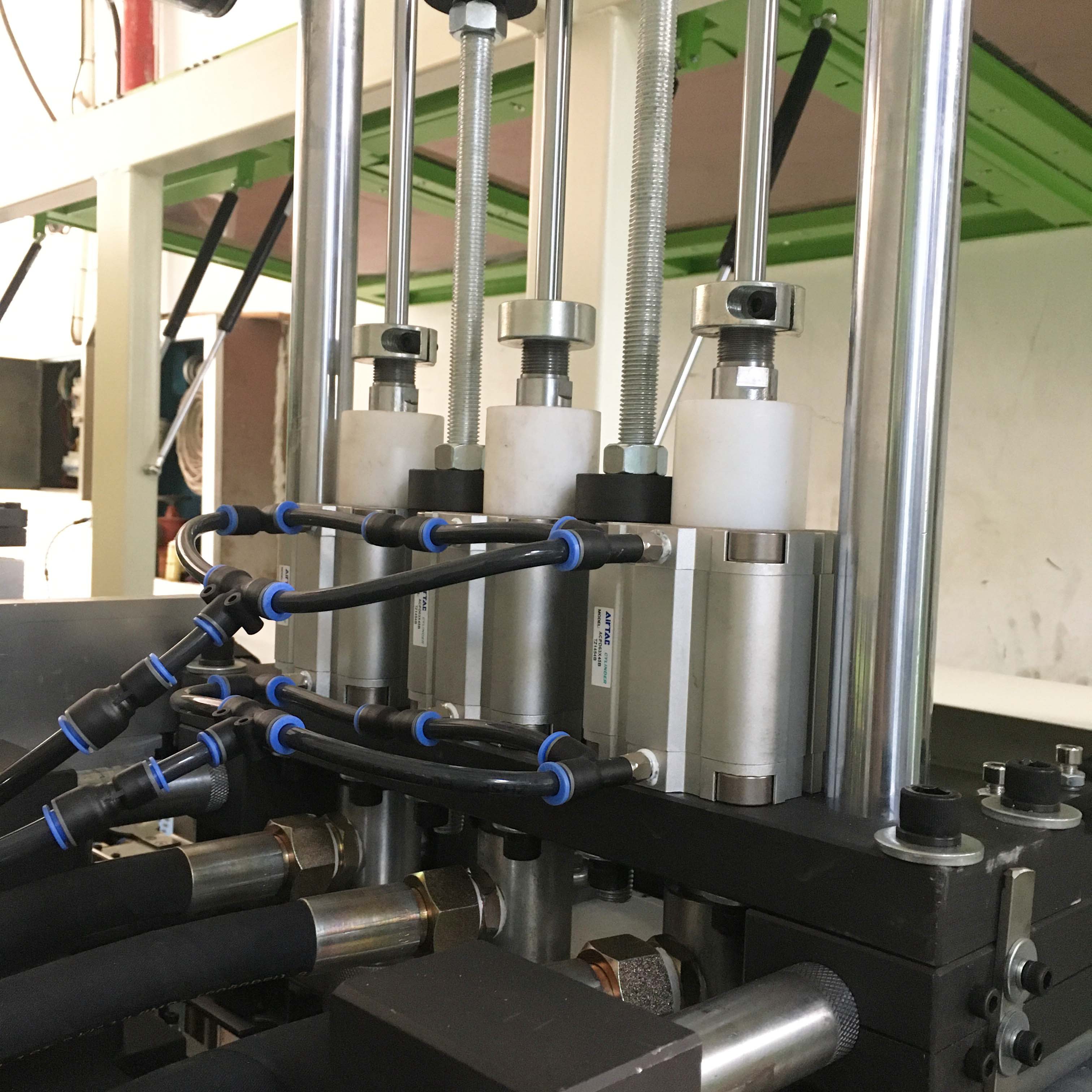 ouge pet bottle blowing machine2